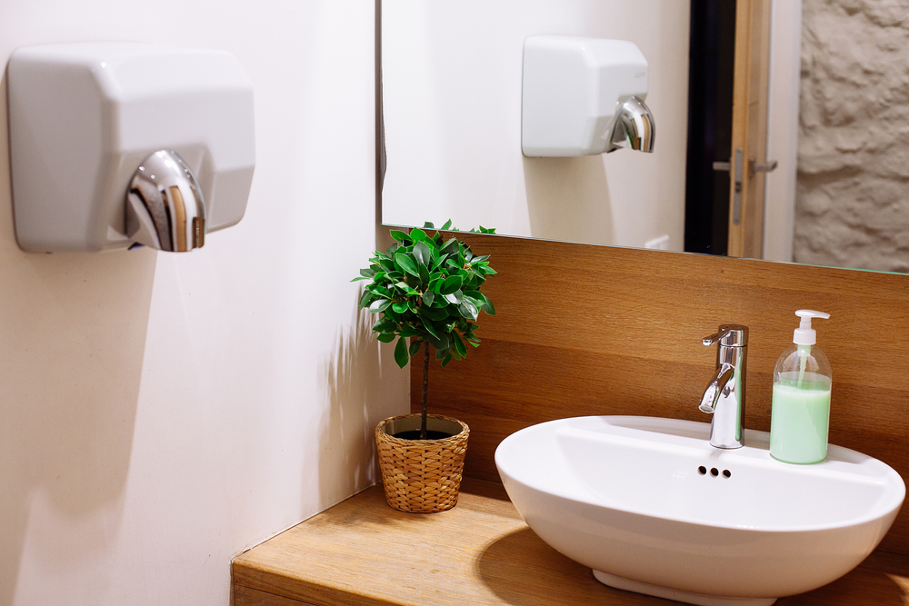 uscator de maini cu design modern in baia unei cafenele